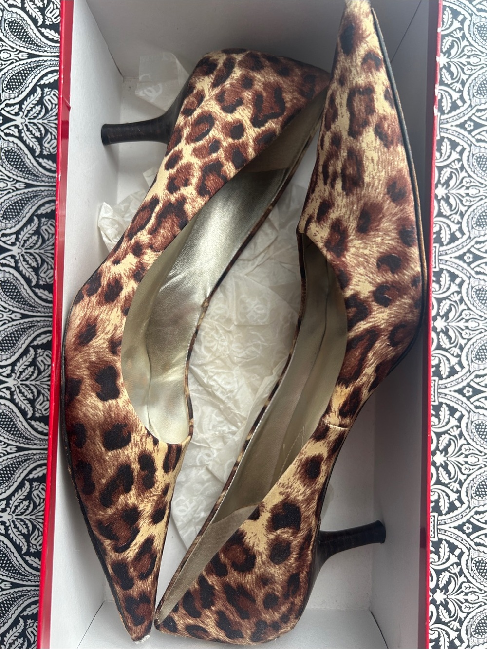 GUESS by Marciano - Kitten heels in leopard print fabric, pointed toe, size 9